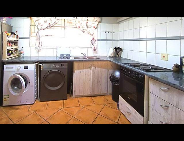 4 BEDROOM TOWNHOUSE FOR SALE IN LANGENHOVENPARK